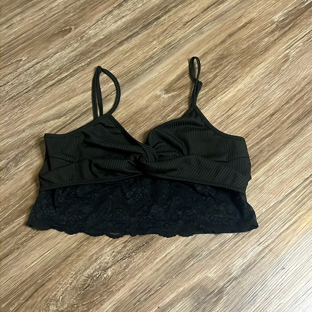 Size L-large, black crop top. Comes with lace on the bottom half and it ties